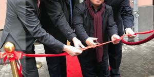 „Die Stadt Frankfurt am Main und die Höchster Porzellan Manufaktur ziehen an einem Strang“ (v.l.n.r.) Mario Effenberger (Künstlerischer Leiter Höchster Porzellan Manufaktur), Wirtschaftsdezernent Markus Frank, Evan Y. Chung (Geschäftsführer Höchster Porzellan Manufaktur) und Stadtverordnetenvorsteher Stephan Siegler.