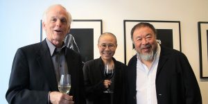Wiedersehen von Freunden in der Galerie Peter Sillem (v.l.) Der China-Experte Perry Link, (Prof. em. Princeton University), Künstlerin Liu Xia (Malerin, Fotografin und Lyrikerin) und Künstlerlegende Ai Weiwei (derzeit Gastprofessor Universität der Künste, Berlin) Foto: Edda Rössler