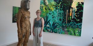 Spaß am „Gathering“ hat die angehende Kunsthistorikerin Merle Kubasch (20 Jahre). Derzeit unterstützt sie Galeristin Kirsten Leuenroth und weiß kompetent über die beiden Leipziger Künstlerinnen zu berichten. Foto: Edda Rössler