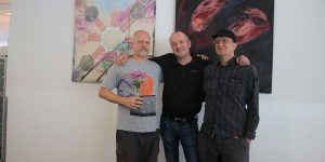 „Kunst in der Kantine“ kommt an. In der Mitte Küchenchef Nik Mroch mit den beiden Künstlern Oliver Carlos Tüchsen (links) und Martin Holzschuh.