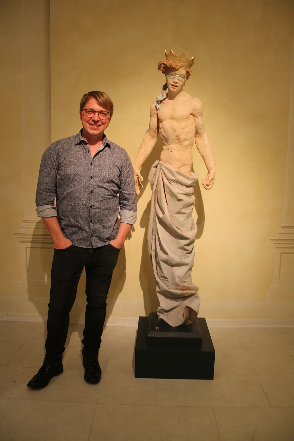 Der Barock-Holzbildhauer Thomas Hildenbrand vor seiner Skulpturen