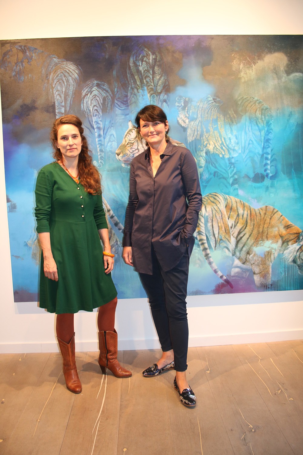 Zauberin des Lichts: Isabelle Dutoit (links im Bild) mit Galeristin Kirstin Leuenroth