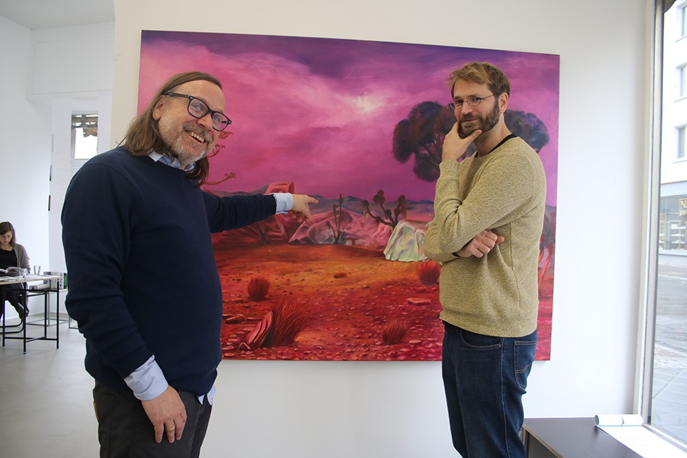 „Gutes Team: Galerist Andreas Greulich (li.) und Maler Sebastian Meschenmoser“ Fotograf: Edda Rössler