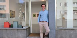 Der Galerist Tristan Lorenz vor seiner Galerie in der Fahrgasse. Sie wurde Ende September geschlossen. Fotograf: Edda Rössler
