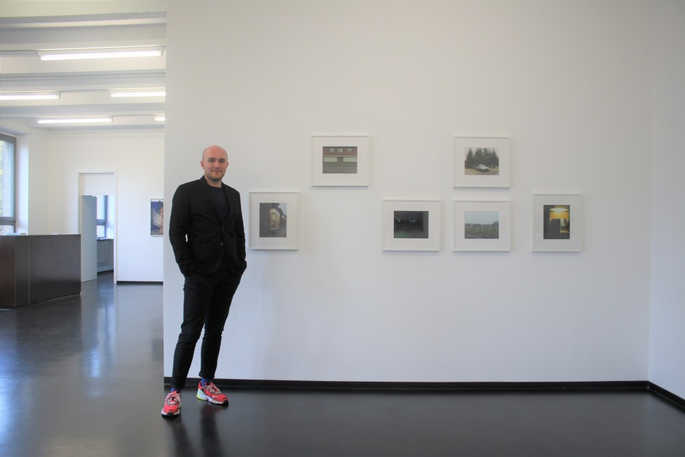 Peter Hess (Galerie Wilma Tolksdorf) vor den Cloppenburg-Fotos Fotograf: Edda Rössler