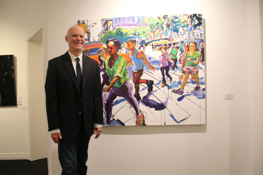 Der Maler Tom Christopher vor einem seiner New York-Bilder