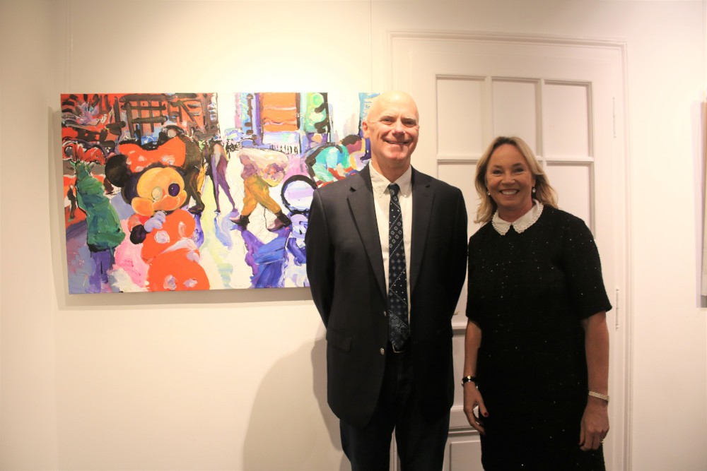 Die Galeristin Barbara von Stechow und der Malerstar Tom Christophers vor einem seiner New York-Gemälden Fotograf: Edda Rössler