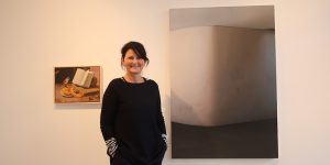 Die Galeristin Kirsten Leuenroth in der aktuellen Ausstellung „Wonderwall“. Foto: Edda Rössler