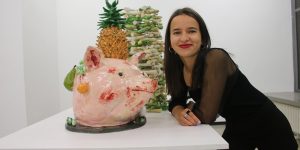 Perfekt in Szene gesetzt – bitterböse Keramiken von Dominka Bedarsky