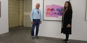 Sammler Michael Loulakis und Corinna Bimboese (Atelier Frankfurt) vor einer Arbeit von Andy Warhol „The Beatles“