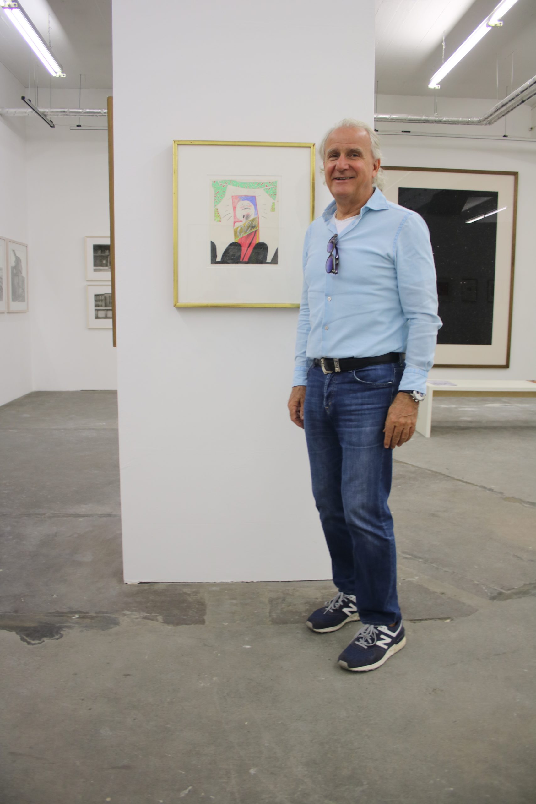 Sammler Michael Loulakis vor einer Arbeit von David Hockney „The Singer“