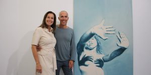 Dieter Mammel mit seiner Partnerin Claudia Schick vor dem Gemälde „Abstand“