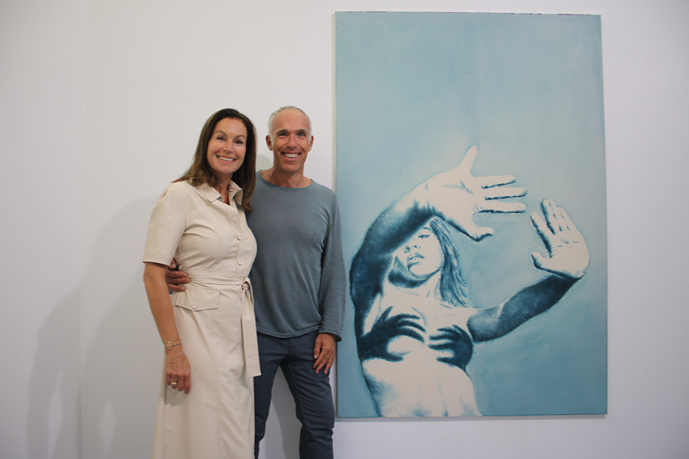  Dieter Mammel mit seiner Partnerin Claudia Schick vor dem Gemälde „Abstand“
