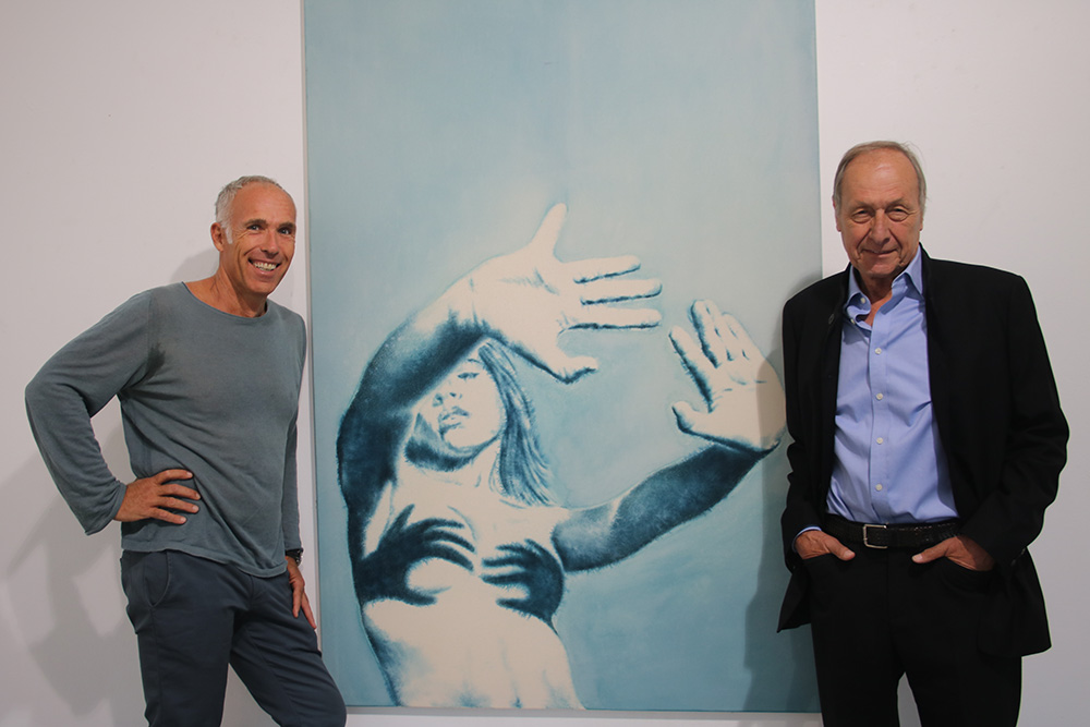 Dieter Mammel und Galerist Ernst Hübner vor dem Gemälde „Abstand“