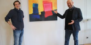 (v.l.) Ausstellungsmacher Viktor Naimark (Vorstand BBK Frankfurt) und sein Künstlerfreund Ernest Bisaev