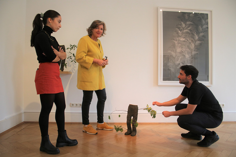 (v.l.) Die beiden Künstler Elisaveta Braslavskaja und Immanuel Birkert im Gespräch mit Nina Buhne (Senior Director, Head of Sotheby‘s Frankfurt).