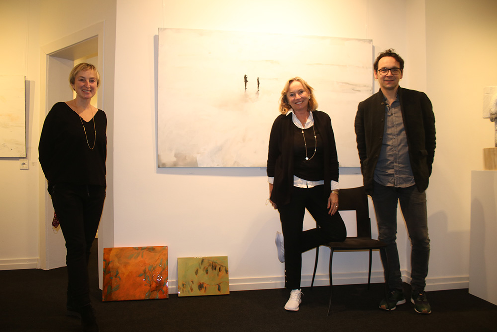 (v.l.) Galeristin Barbara von Stechow (Mitte) mit den Künstlern Joanna Skurska und Leszek Skurski vor deren Werke Fotograf: Edda Rössler