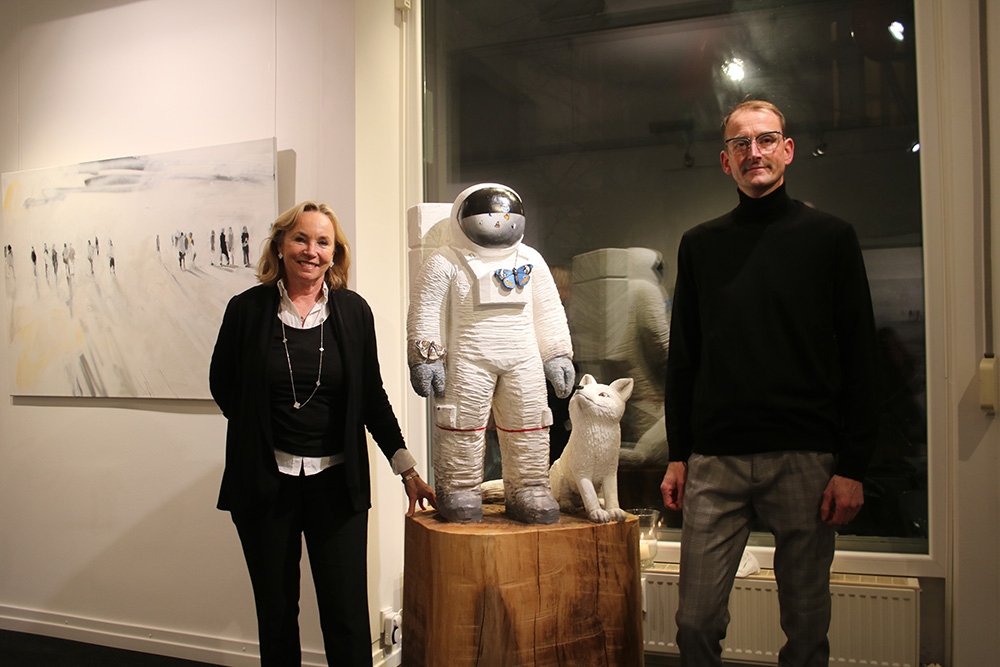 (v.l.) Galeristin Barbara von Stechow, Spaceman mit Fuchs und Bildhauer Christof Paul Fotograf: Edda Rössler