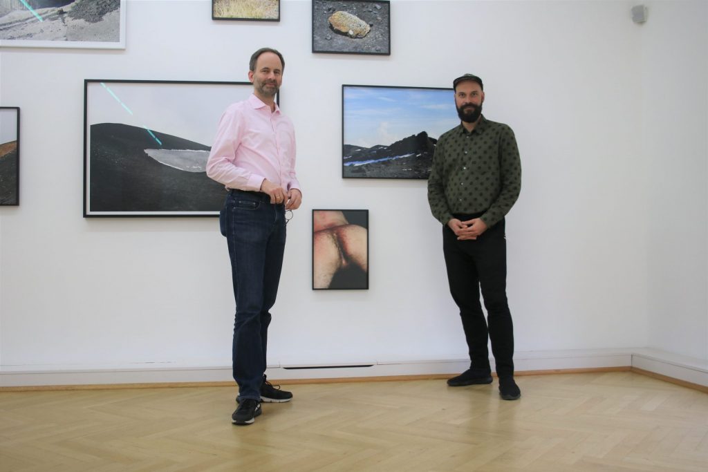 Galerist Bernhard Knaus und Künstler Flo Maak (v.l.) Foto: Edda Rössler