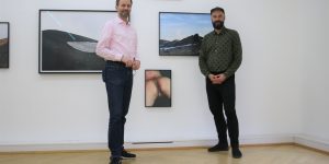 Galerist Bernhard Knaus und Künstler Flo Maak (v.l.) Foto: Edda Rössler
