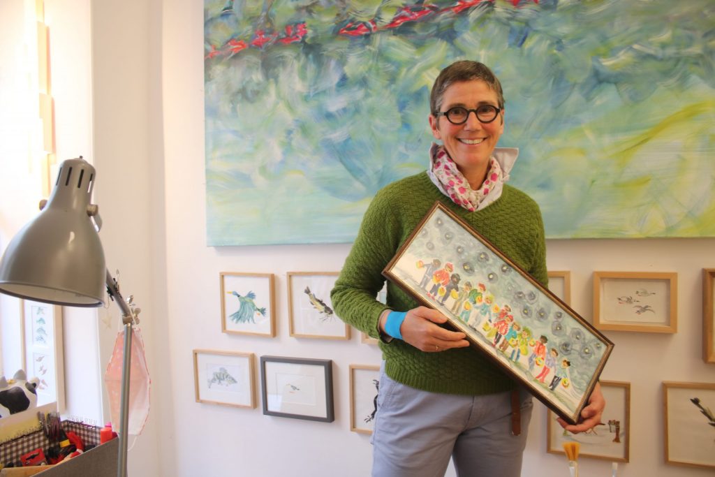 Die Künstlerin Trixi Mohn malt ihre Bilder für kleine Kunstfans (Foto: Edda Rössler)
