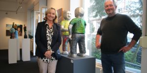 Galeristin Barbara von Stechow und Bildhauer Daniel Wagenblast vor der Gruppe „Guten Tag“ Foto: Edda Rössler
