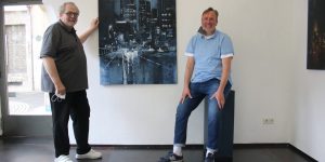 Noch in der Galerie und schon im eigenen Wohnzimmer. (links) Fotograf und Software-Spezialist Gerhard Pauly und der Galerist Kurt Mühlfeld-Hemprich von einem Ölgemälde von Lukas Frese.