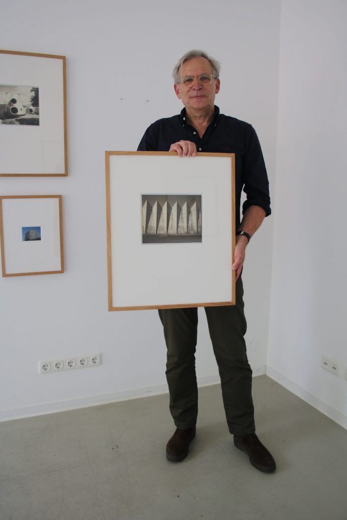 Der Künstler Rainer Raczinski und seine Polaroid-Aufnahme von „Orot Cinema“, das die Architekten Yaacov und Zeev Rechter 1960 in Be‘ershava (Israel) errichteten. Foto: Edda Rössler