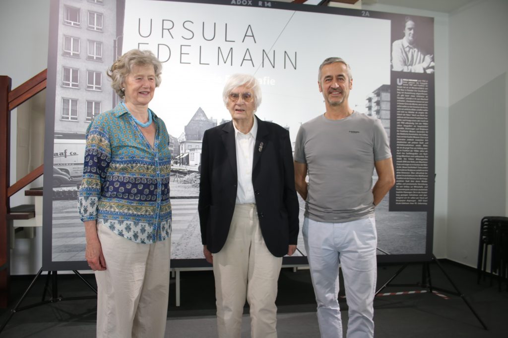 Galeristin Marina Grützmacher, Fotografin Ursula Edelmann und Kurator Rudi Feuser (v.l.) Text und Foto von Edda Rössler 