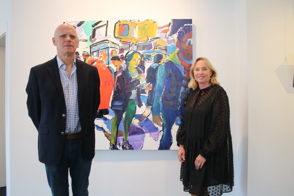 Der amerikanische Maler Tom Christopher mit Galeristin Barbara von Stechow vor seinem Gemälde „I Didn’t Think Anything.“ Foto: Edda Rössler