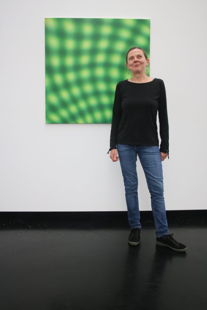 Die Malerin Gabriele Aulehla vor ihrem Werk Foto: Edda Rössler