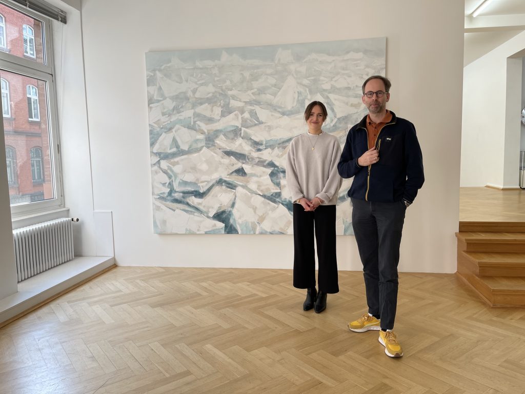 Wie ein Ausflug in die Antarktis – Assistentin Michelle Heyer und Galerist Bernhard Knaus vor Robert Zandvliets Gemälde „IJs“ Foto: Edda Rössler