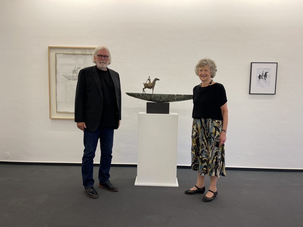 Der Künstler Michael Jastram zusammen mit seiner Galeristin Marina Grützmacher vor der Bronze „La Grazia sulla Barca“ Foto: Edda Rössler