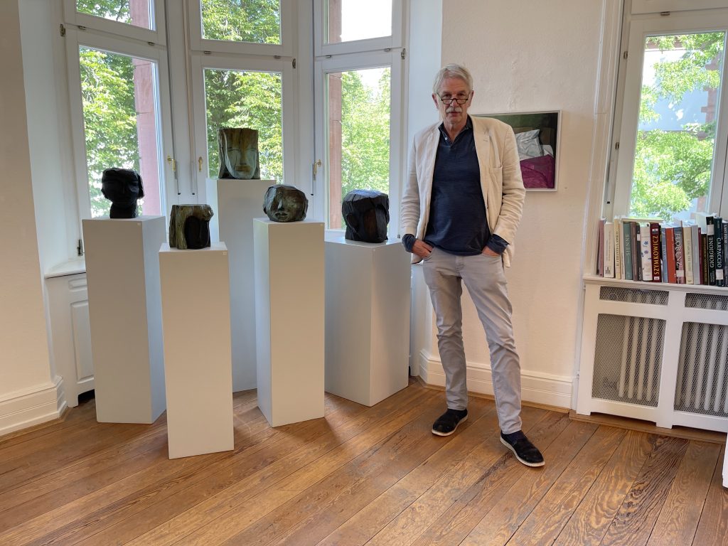 Bildhauer Dietrich Klinge vor seinen fragmentierten Skulpturen Foto: Edda Rössler