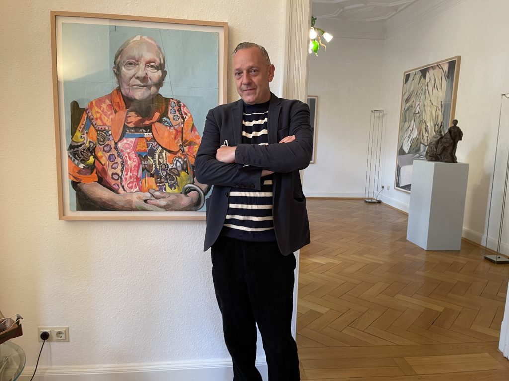 Maler Andrea Ventura vor dem Porträt seiner Mutter Foto: Edda Rössler