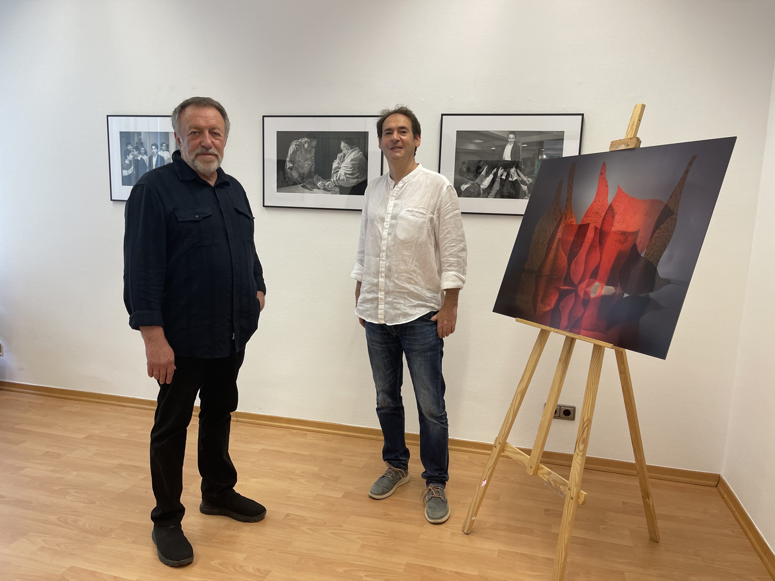 Die beiden Künstler Sascha Neroslavsky mit seinen Schwarz-Weiß-Fotos im Hintergrund. Daneben Viktor Naimark mit dem Farbfoto „Roter Wind“ (v.l.) Foto: Edda Rössler