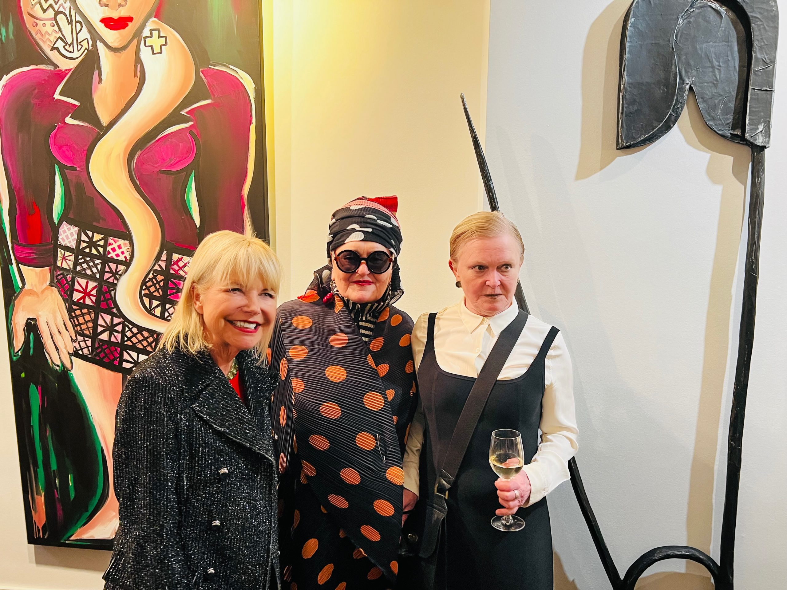 Vernissage „Meine Schwester und ich“ am 1.3.23 in der Galerie Barbara von Stechow Edda Rössler, Elvira Bach, Ingrid B. Honneth Foto: Barbara Walzer