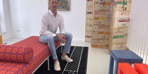 Galerist Philipp Pflug präsentiert Kostproben origineller Kunstwerke, mit denen er sich in seiner Galerie einrichtete. Foto: Edda Rössler