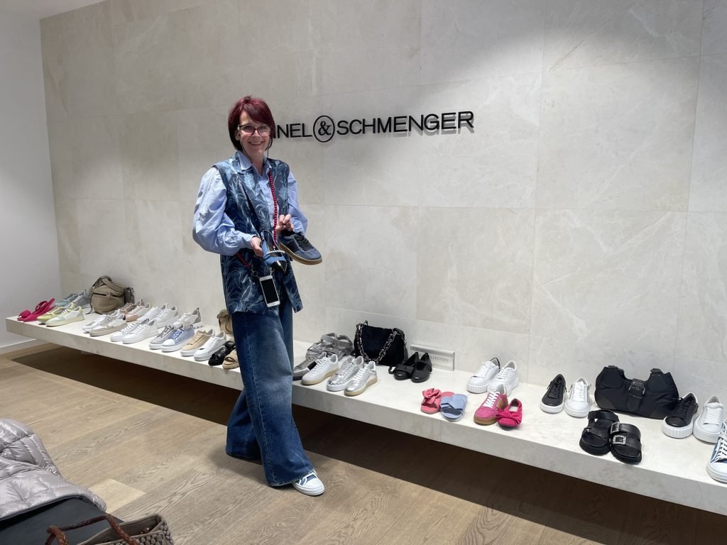 Kennel@Schmenger Store-Managerin Tanja Ziemas ist selbst Fan der modischen Schuhe. Foto: Edda Rössler