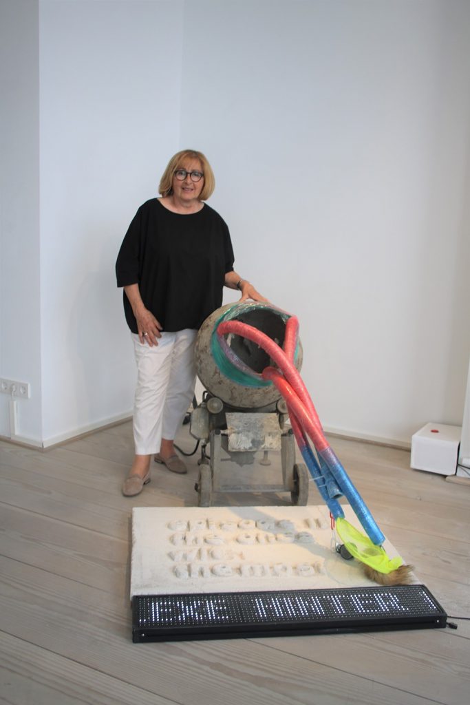Anita Beckers am 10.11.2019 vor einem Kunstobjket von Catharina Szonn