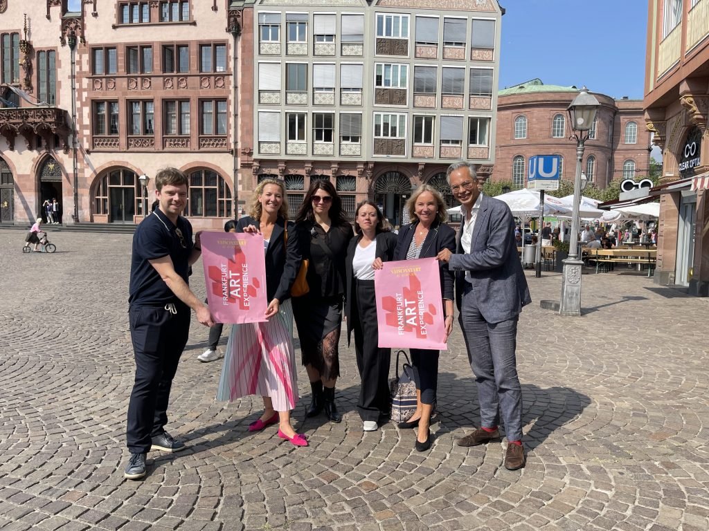 Auf dem Römerberg vereint: Die Frankfurt Art Experience macht die Stadt vom 5. bis 7. September zur Bühne der zeitgenössischen Kunst. (v.l.) Oliver Kremershof (Urban Media Project), Dr. Britta von Campenhausen (Programmbotschafterin), Nadine Karl (Künstlerin) sowie die Galeristen Aileen Treusch, Barbara von Stechow und Dr. Ralf Seinecke Foto: Edda Rössler