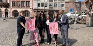 Auf dem Römerberg vereint: Die Frankfurt Art Experience macht die Stadt vom 5. bis 7. September zur Bühne der zeitgenössischen Kunst. (v.l.) Oliver Kremershof (Urban Media Project), Dr. Britta von Campenhausen (Programmbotschafterin), Nadine Karl (Künstlerin) sowie die Galeristen Aileen Treusch, Barbara von Stechow und Dr. Ralf Seinecke Foto: Edda Rössler