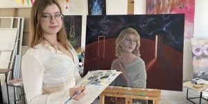 Düstere Eleganz im Atelier: Alexandra Gorev arbeitet an einem Ölbild, in dem strenge Komposition und geheimnisvolle Atmosphäre ineinandergreifen. Foto: Edda Rössler