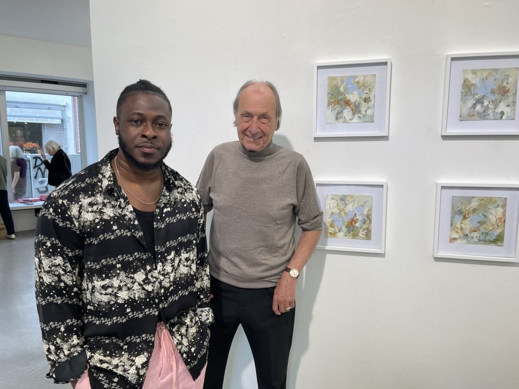 Vor seinen abstrakten Arbeiten: Der ghanaische Künstler Kelvin Haizel (links) im Gespräch mit Galerist Ernst Hübner bei der Ausstellung Positionen aus Ghana in Frankfurt. Foto: Edda Rössler