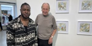 Vor seinen abstrakten Arbeiten: Der ghanaische Künstler Kelvin Haizel (links) im Gespräch mit Galerist Ernst Hübner bei der Ausstellung Positionen aus Ghana in Frankfurt. Foto: Edda Rössler