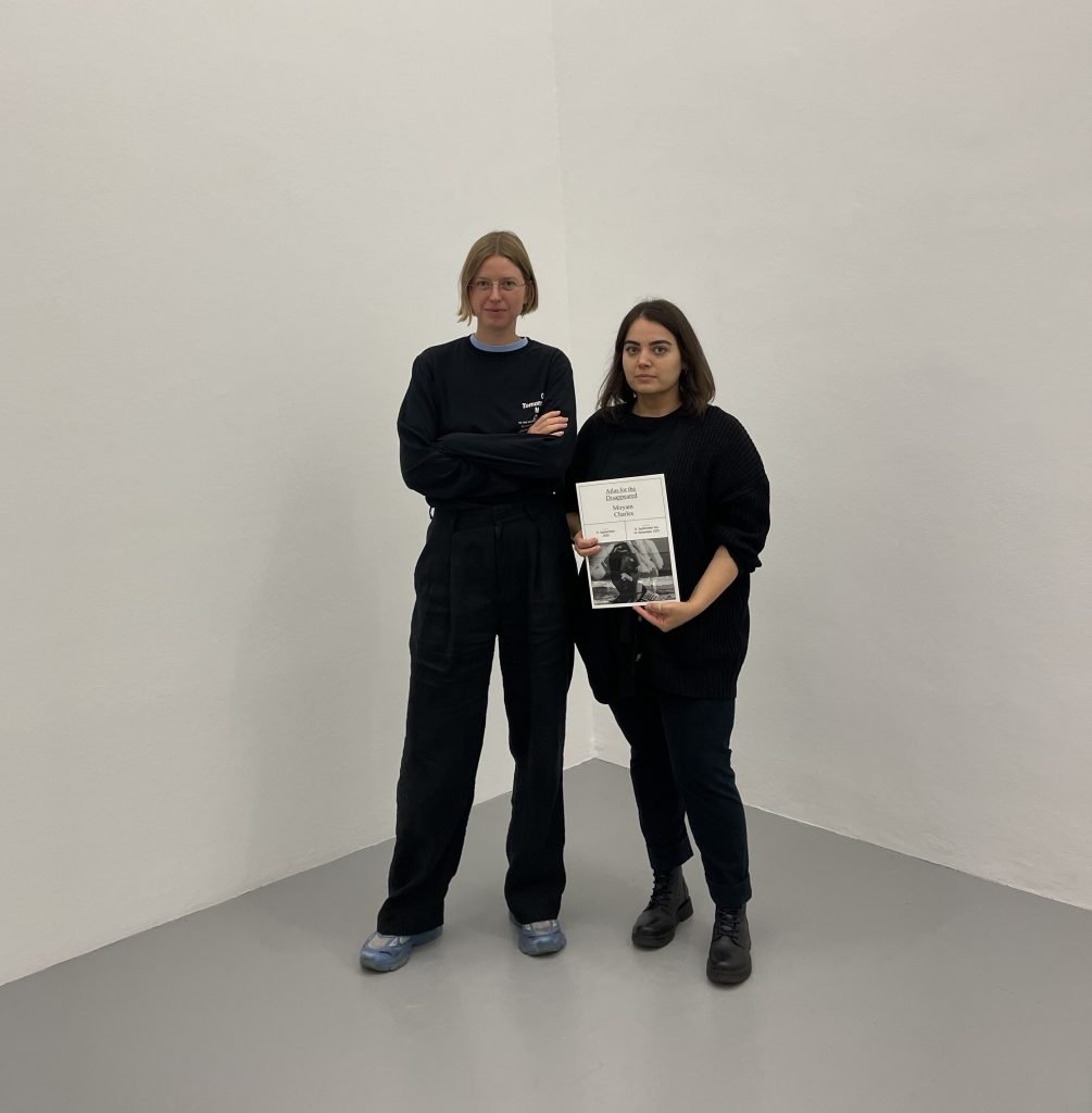 Olga Appel und Künstlerin Alime Ertürk in der Basis Frankfurt Foto: Edda Rössler