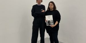 Olga Appel und Künstlerin Alime Ertürk in der Basis Frankfurt Foto: Edda Rössler