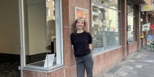 Anika Charlene Manthey vor dem 1822-Forum in der Fahrgasse, das sie seit August kommissarisch leitet. Foto: Edda Rössler