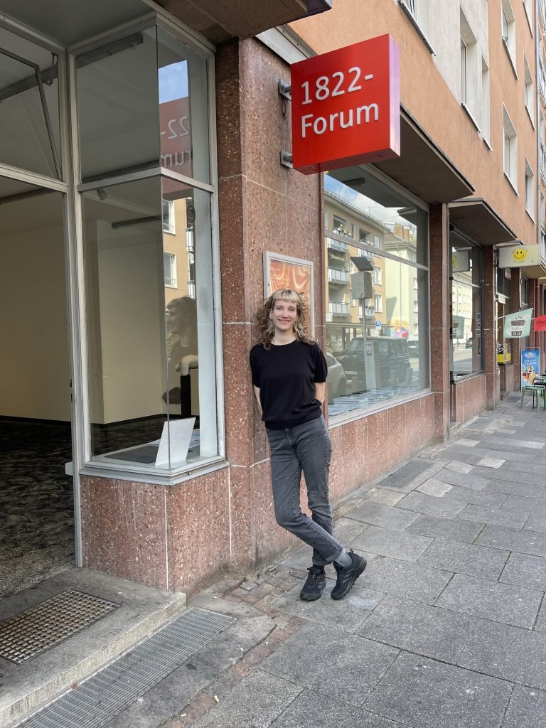 Anika Charlene Manthey vor dem 1822-Forum in der Fahrgasse, das sie seit August kommissarisch leitet. Foto: Edda Rössler