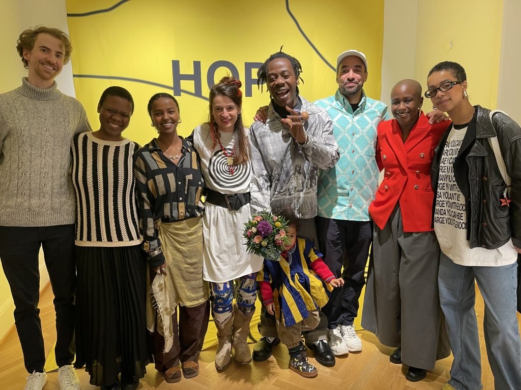 Sakhile&Me - Hope Is the Thing with Feathers Daniel Hagemeier, Sakhile Matlhare, Niquu Eyeta, Sopo Kashakashvili, Larry Bonćhaka, Nando Nkrumah, Jordan Awori, Aniela Idehen (vlnr) Foto: Edda Rössler